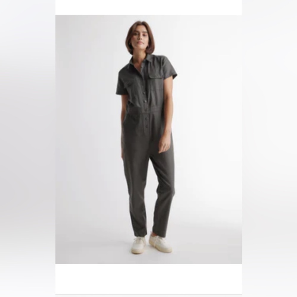 Woman’s linen jumpsuit size large